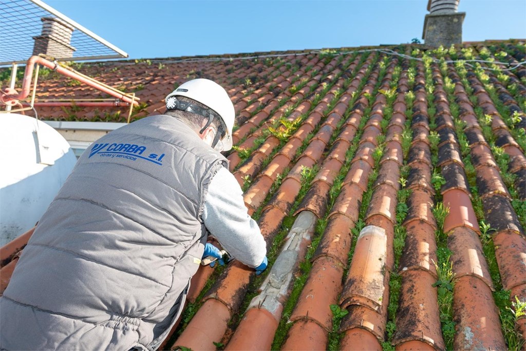 ¿Es obligatorio instalar líneas de vida en la reparación de cubiertas?