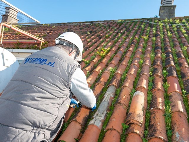 ¿Es obligatorio instalar líneas de vida en la reparación de cubiertas?