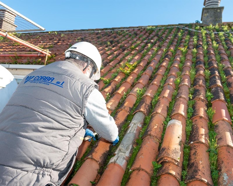 ¿Es obligatorio instalar líneas de vida en la reparación de cubiertas?